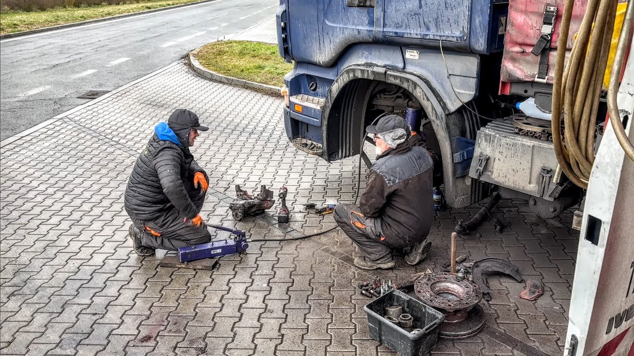 Scania z tak mocno zatartym łożyskiem koła , że trzeba było wymienić na parkingu całą zwrotnicę !
