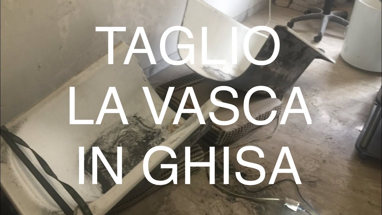 Tagliare la vasca in ghisa con uno smerigliatore e un trapano