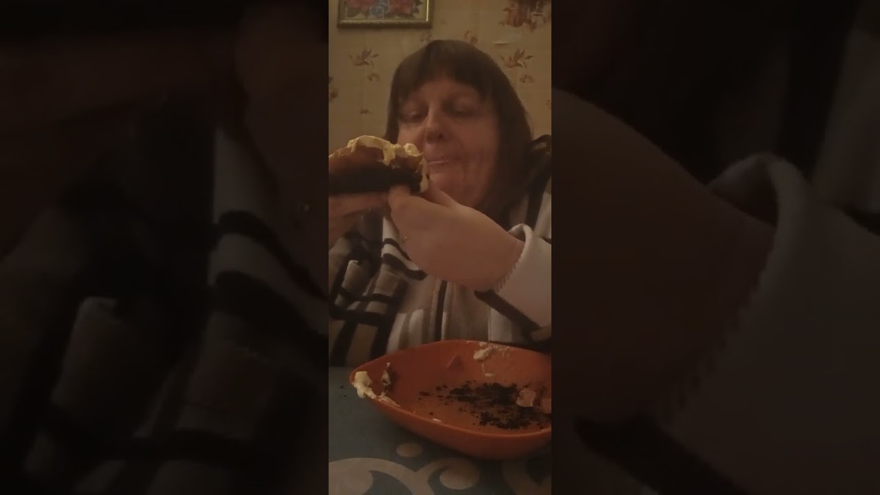 Мукбанг пицца на сковороде, обуглилась