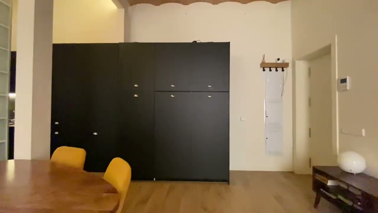 Apartamento de diseño en edificio histórico rehabilitado, con piscina en el centro de Barcelona.