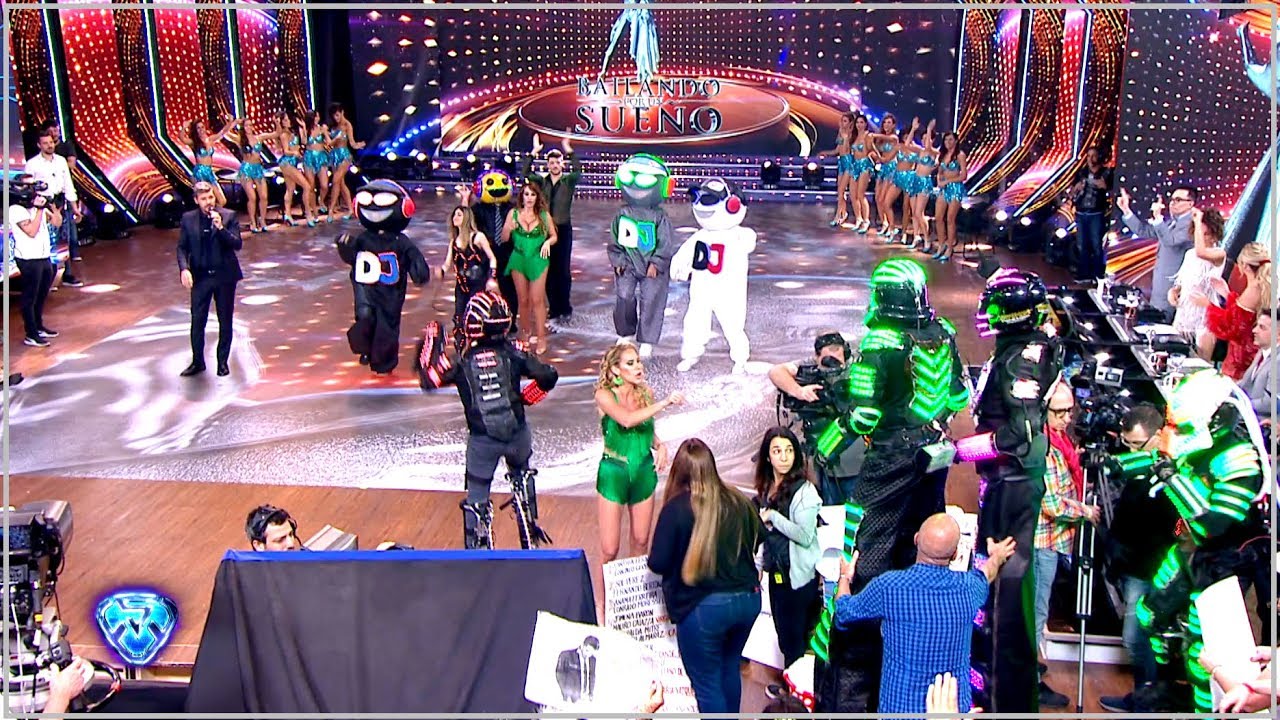 Marcela Ba&ntilde;os cay&oacute; a la pista con una hinchada luminosa que bail&oacute; el pasito fortnite