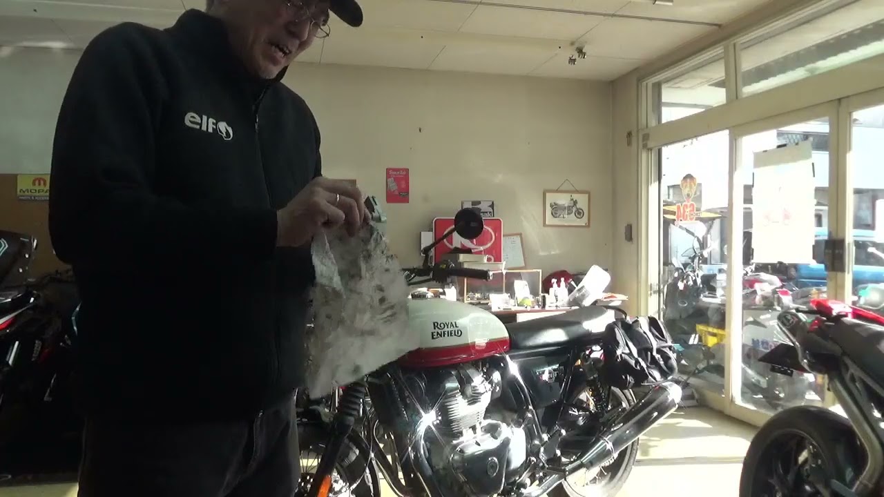ロイヤルエンフィールド　INT650 社外パーツを取り付ける