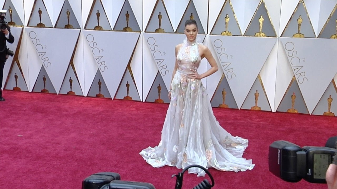 Hailee Steinfeld 2017 Oscars Red Carpet