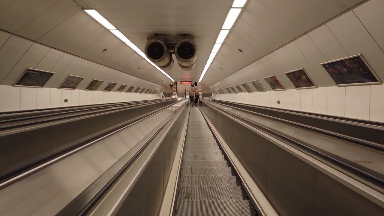The longest escalator in Budapest Metro - Széll Kálmán Tér  - Budapest [4K HDR]