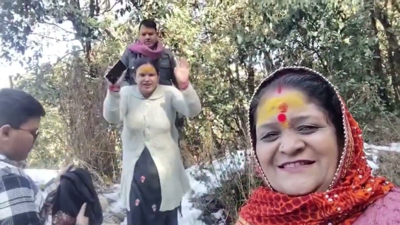 सुरकंडा देवी मन्दिर में पढ़ी इतनी बर्फ़ मजा आ गया दर्शन कर के || uttarkhand tour || bimla rawat vlog
