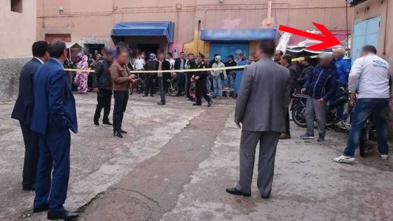 سيدة غريـبة جاءت تسأل عن رجل جديد في الحي يسكن وحيدا و بعد أيام دخلوا منزله فوقعوا على مشهد رهيـب