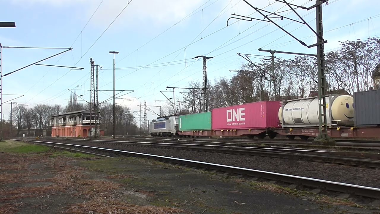 140 627 EGP mit leeren Laaers und 383 436 MT mit Containerzug