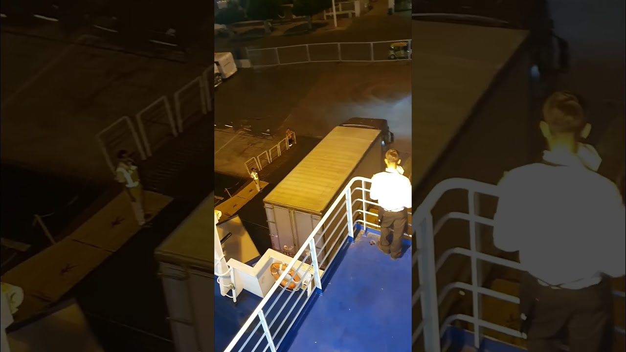 manovra complicata 😨 autotreno imbarco nave  GNV #Napoli #Palermo