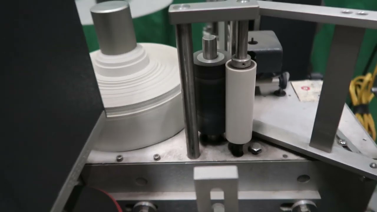 Universal R-320 Automatic Pressure Sensitive Labeling Machine | Wohl Associates