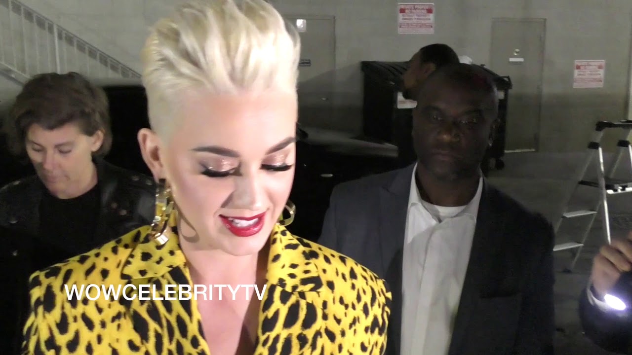 Katy Perry Apologizes to fans and signs autographs at Jimmy Kimmel Live in Hollywood