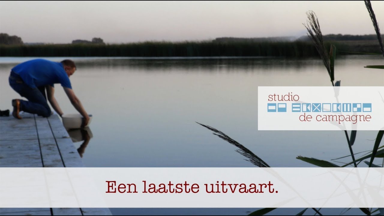 Asverstrooiing op water met een urnbootje; een laatste uitvaart