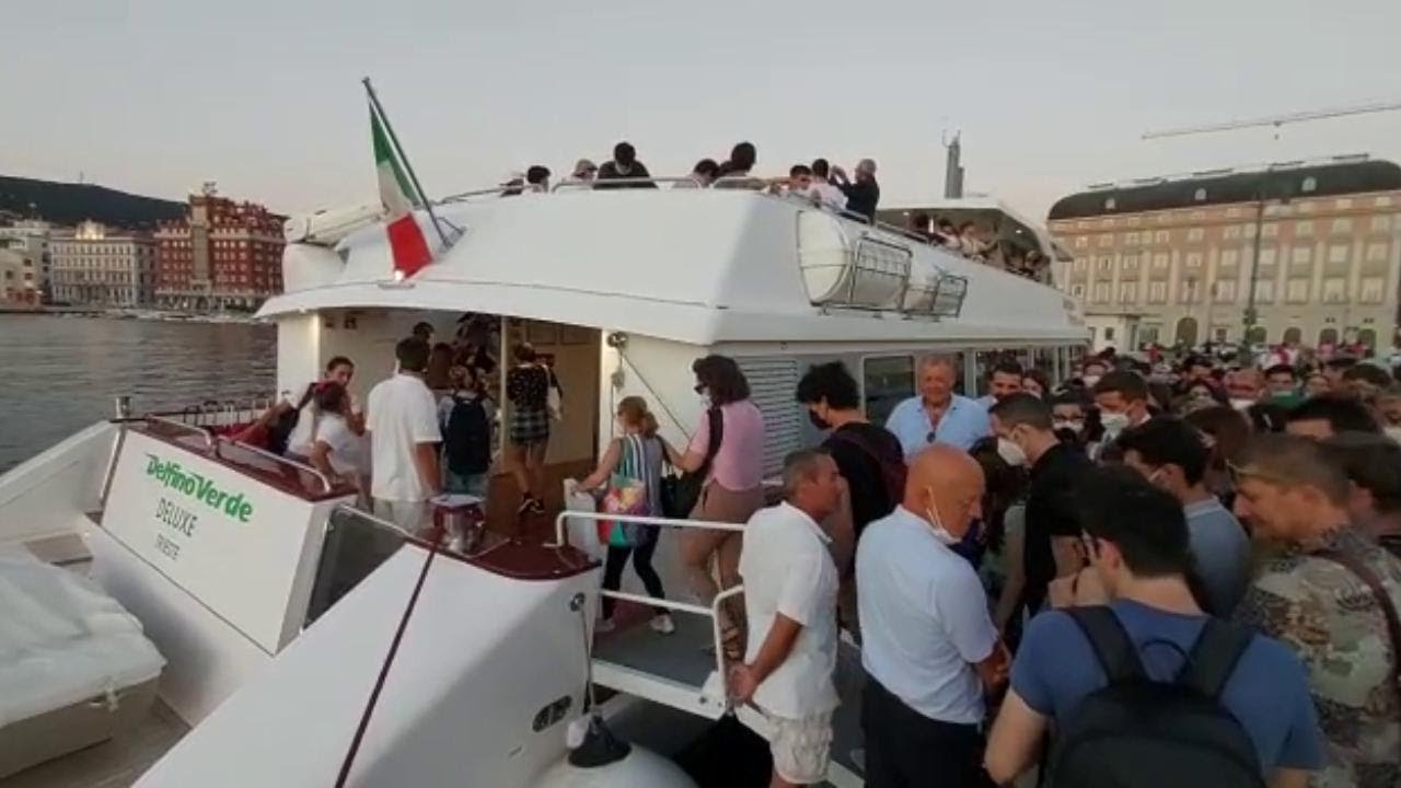 Incendio sul Carso, turisti bloccati a Trieste trasferiti via mare