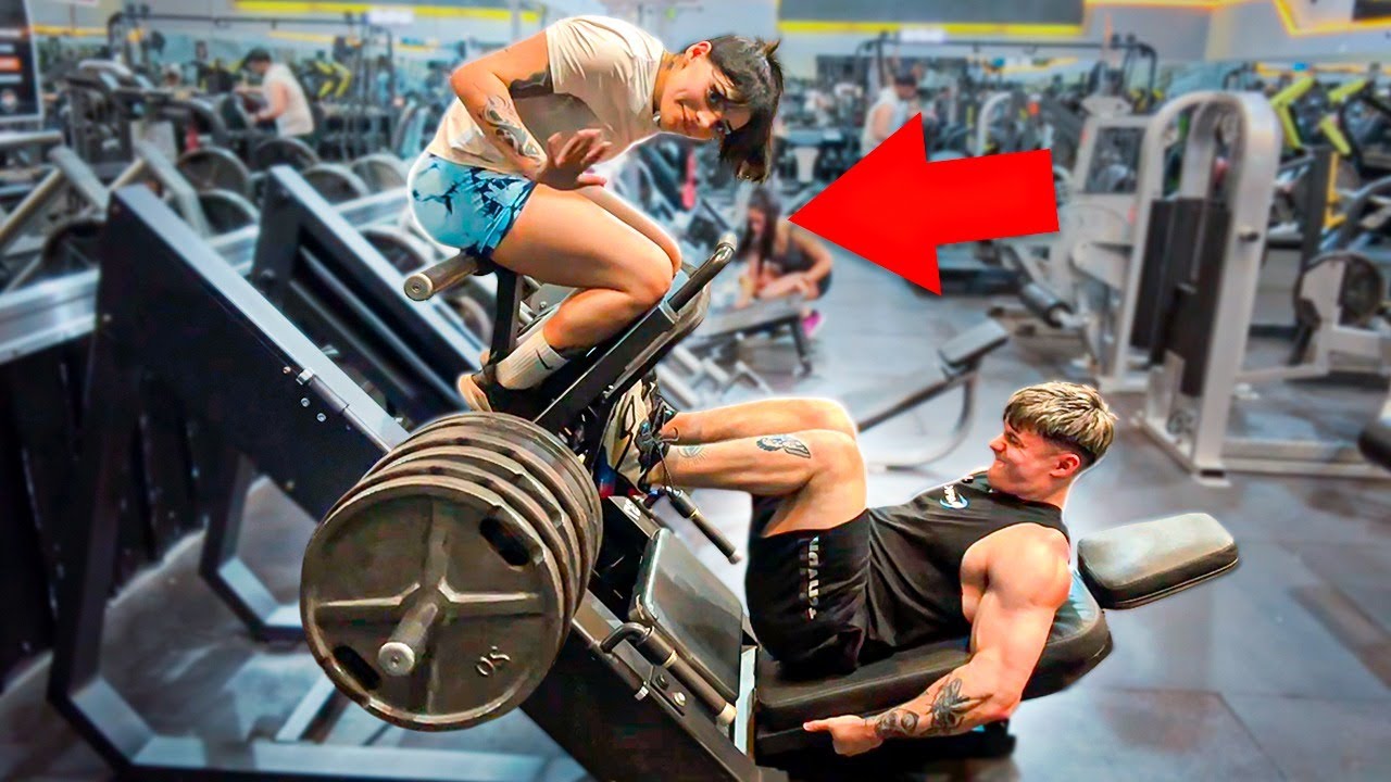 ENTRENANDO PIERNAS CON MILICA EN STREAM