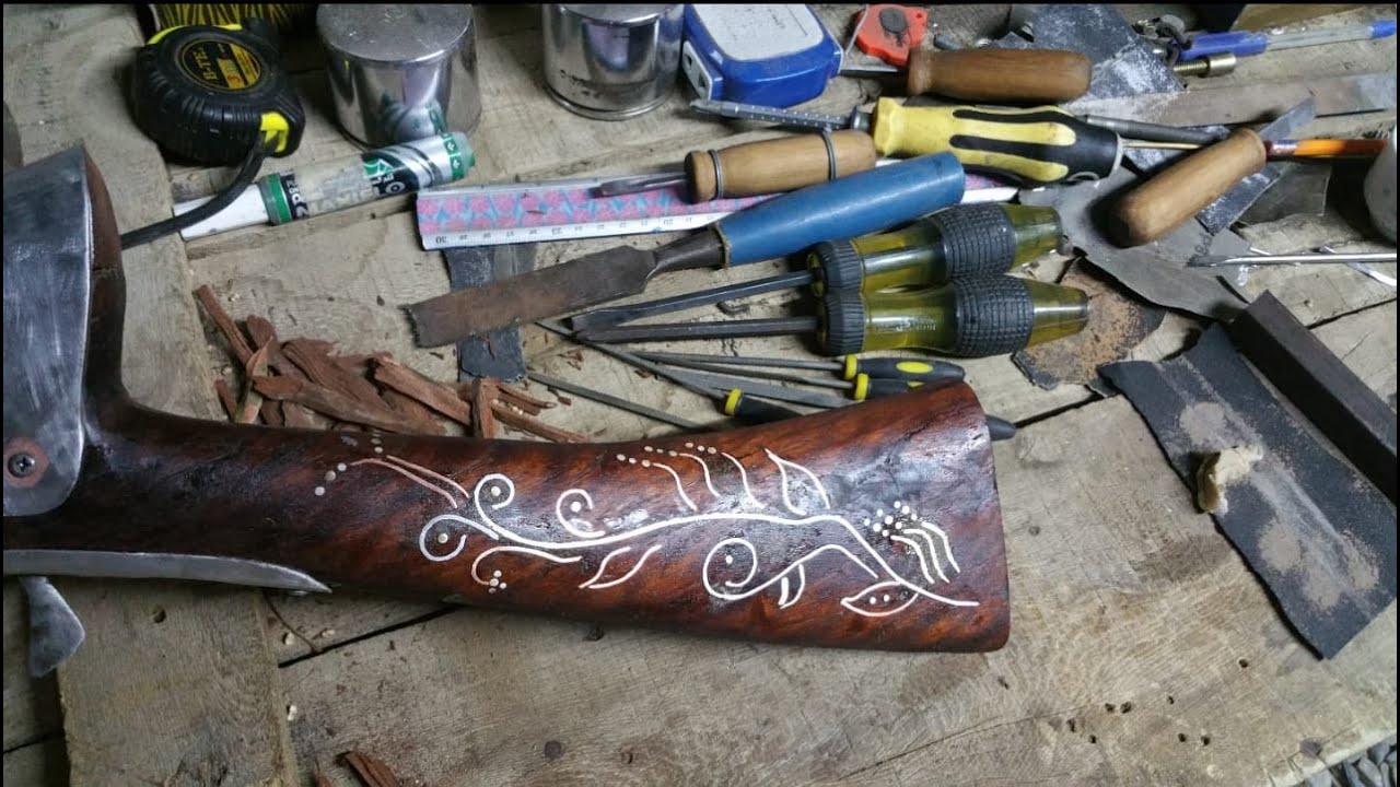 النقش على خشبة السلاح بالنحاس والألمنيوم  Engraving on the weapon wood with metal