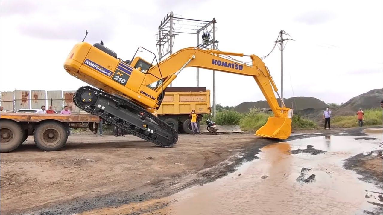 Молодой человек помогает отцу управлять экскаватором, видео на PHOOC TRUCK набирает миллионы прос...