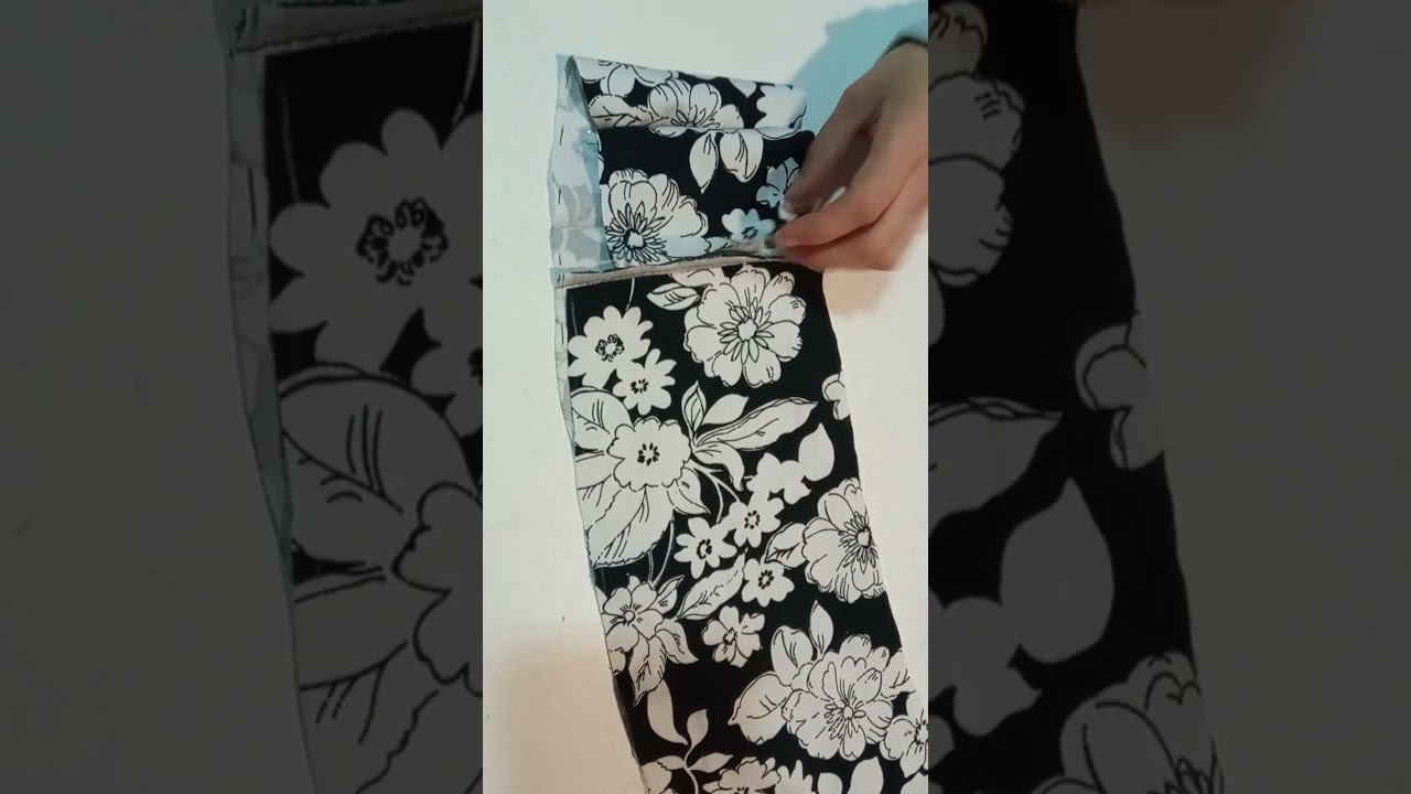 Decorado estampado con fleco, que cae sobre la cadera.