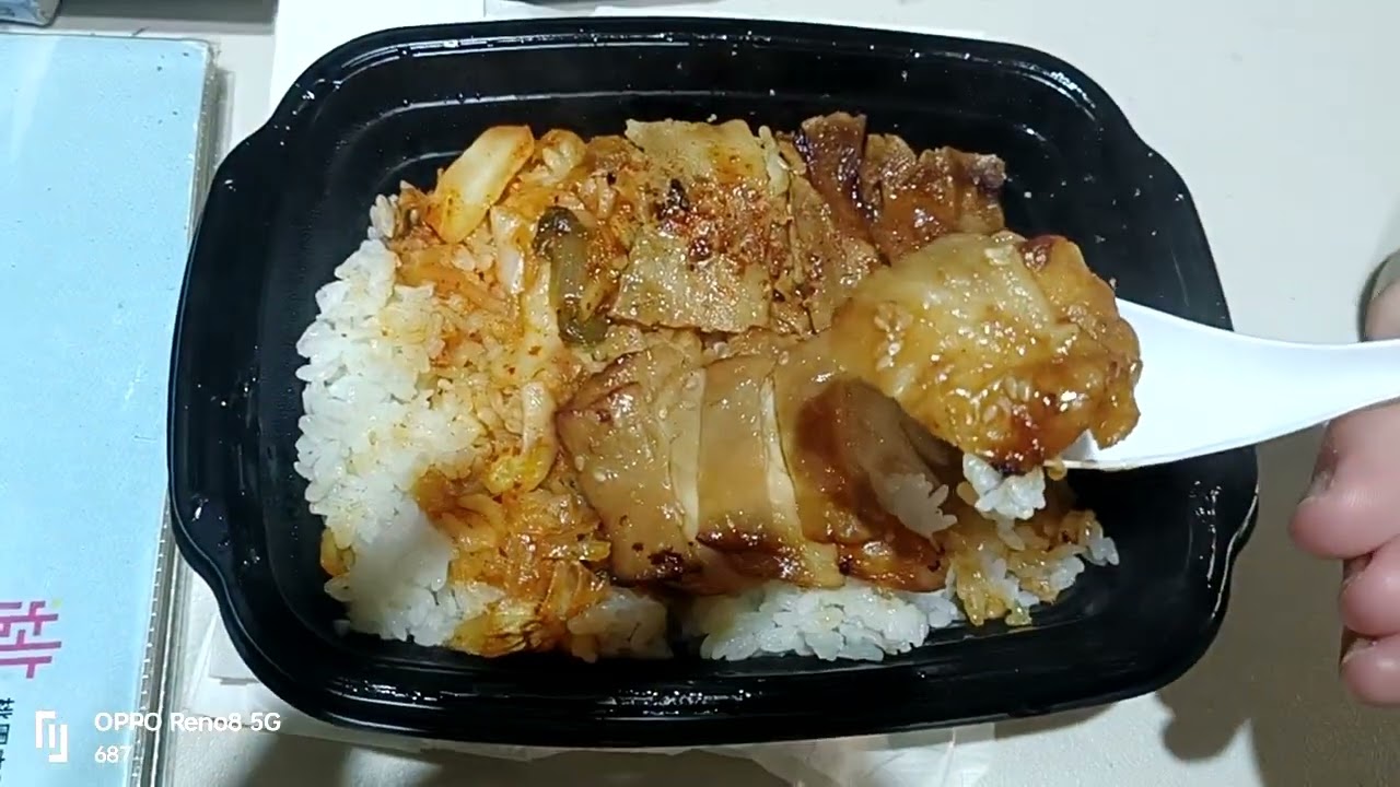 午餐吃7-11便利商店的便當牛角炙燒雙拼便當配飲料麥香錫蘭奶茶