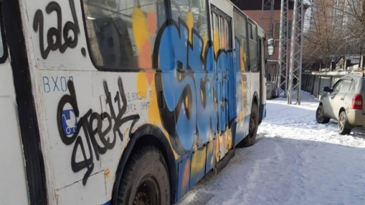 Граффитисты забомбили автобус и троллейбус