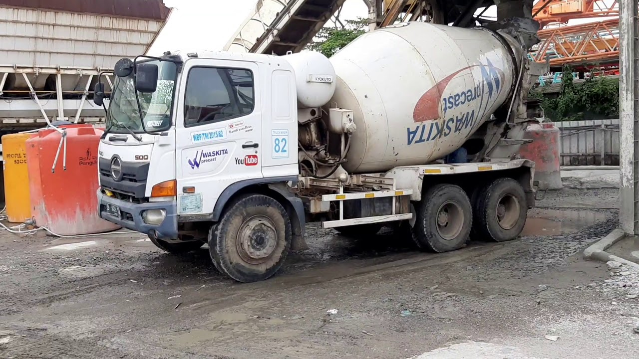 proses muat / pengisian beton ke mobil molen