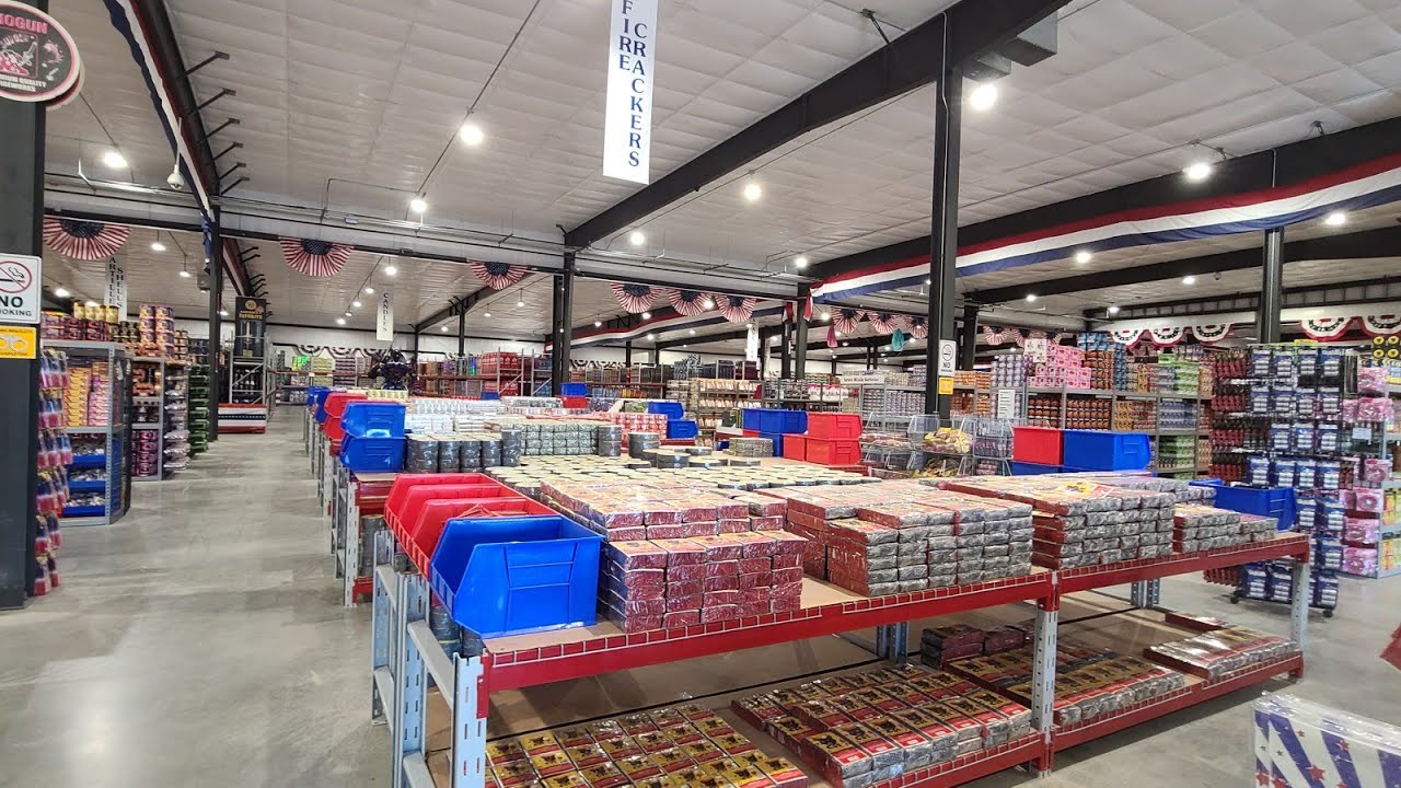 Tour of the Fireworks Superstore in Hannibal MO 500 gram section part 1! New cakes for 2023!?