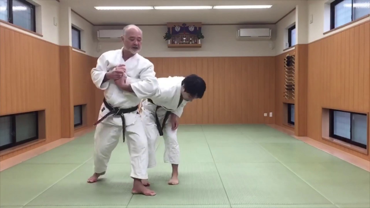 胸持ち肘締め一