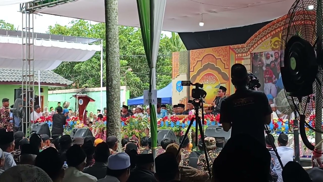 Audi. Bersama KH Anwar Zahid, di ponpes Darul Huda Lebak kajang