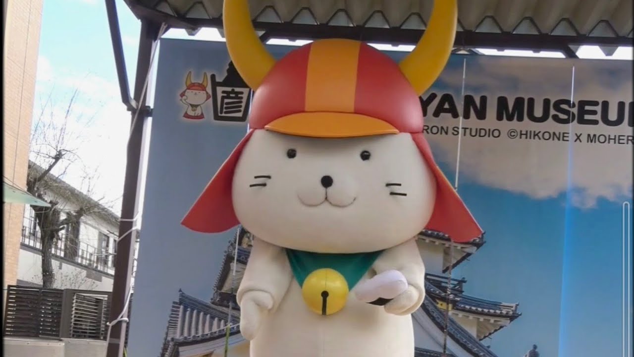 ひこにゃん　恵方巻を無言で食べる練習をおにぎりでする　