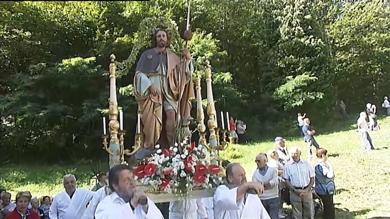 Il bacio delle croci nella celebrazione di San Rocco