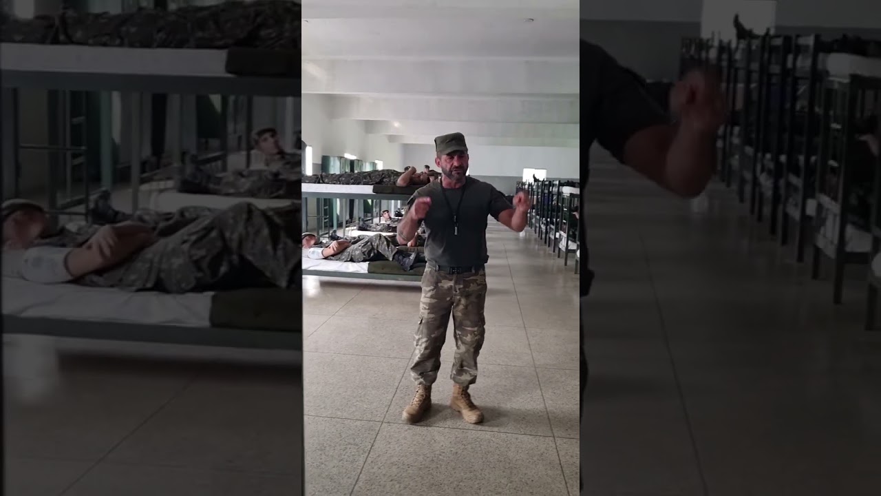 ALVORADA. O dia começa cedo em um quartel, com o Toque da Alvorada para acordar os soldados.