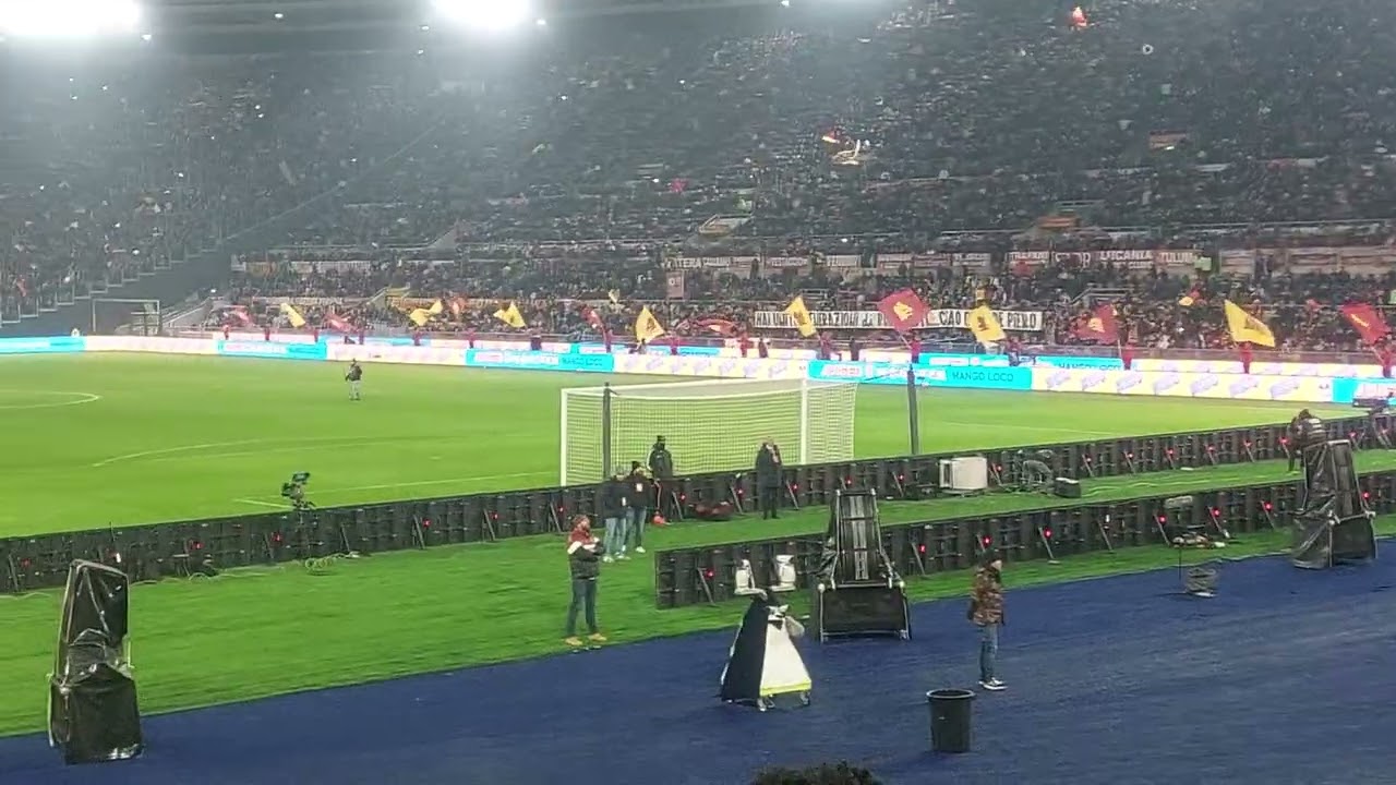 Roma - genoa 3-1 Pellegrini sotto CurvaSud per omaggiare Piero