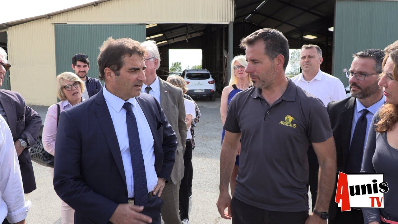Marans. Européennes: Christian Jacob, député LR visite les blondes d'Aquitaine de l'élevage Arsicaud