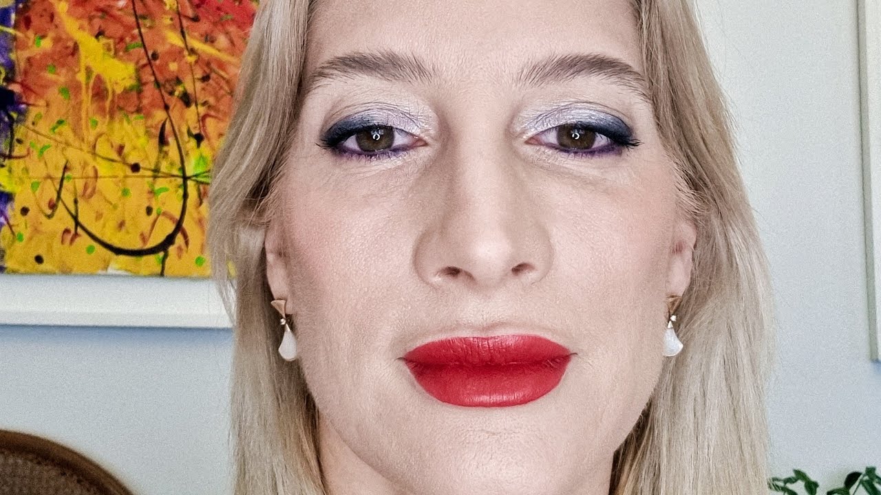 Maquillaje con ojos azules y labios rojos!