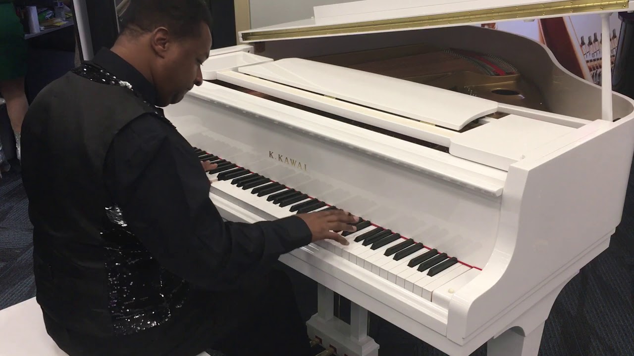 Kris Nicholson test driving the Kawai GL-20 grand piano at NAMM 2020