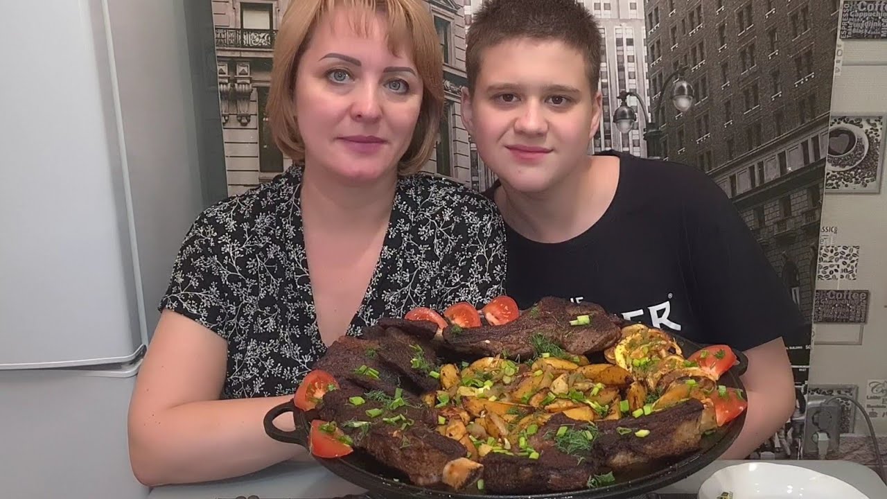 МУКБАНГ Каре Телятины на САДЖЕ, мясо, овощи, картошечка с чесноком  и лучком #семья #eating #mukbang