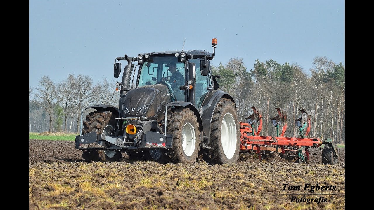 Ploegen met een nieuwe Valtra N154