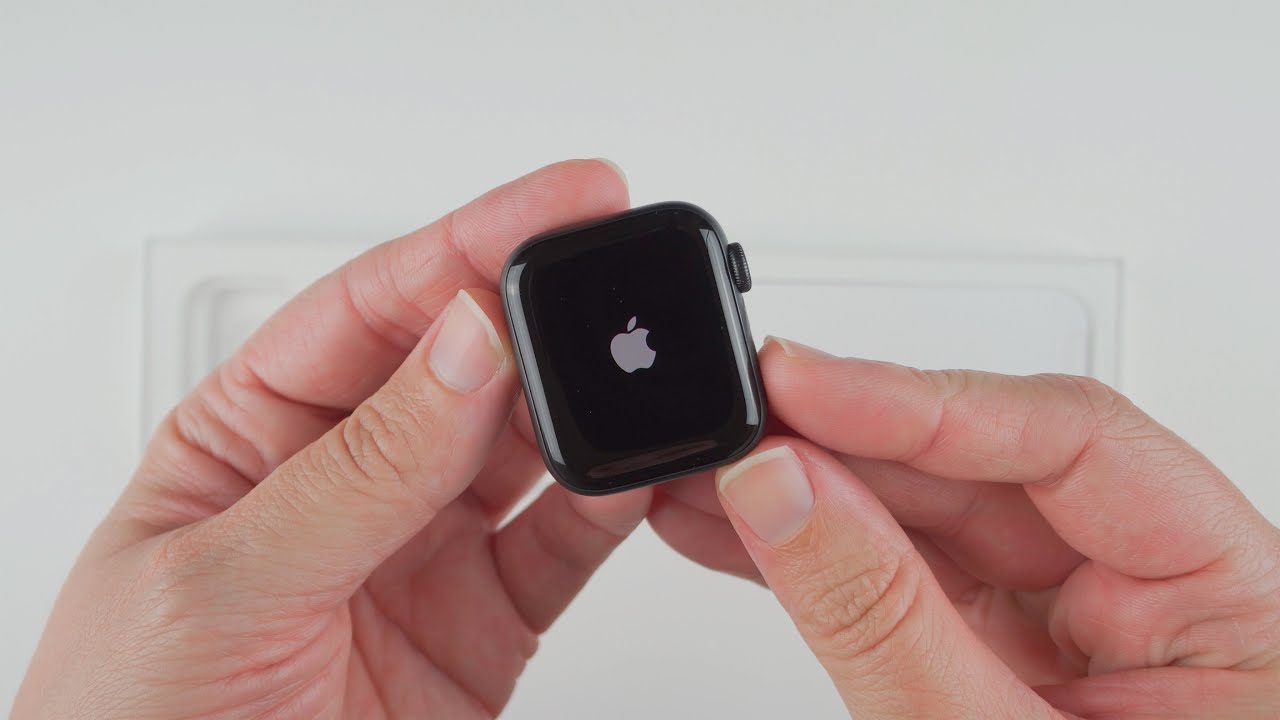 Распаковка и настройка Apple Watch SE (40 мм, корпус из алюминия цвета «серый космос»)