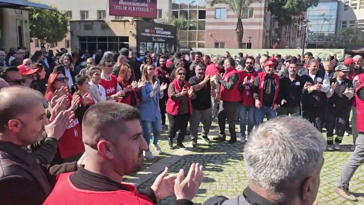 SEYHAN BELEDİYE İŞÇİLERİ BELEDİYE ÖNÜNDE EYLEMDE 
