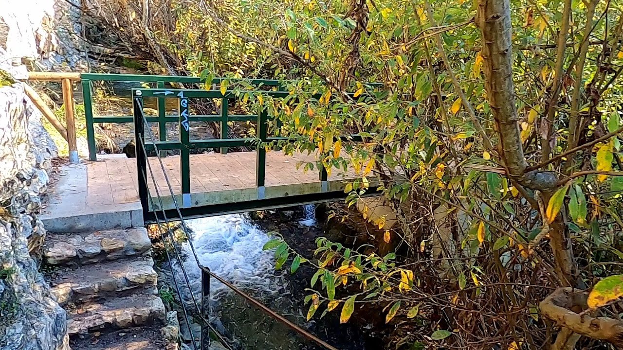 Trekking along the path following the R&iacute;o Majaceite