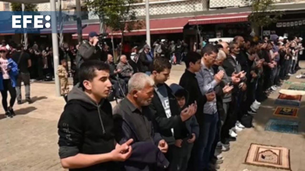Musulmanes rezan en las calles de Jerusalén tras el cierre más largo de Al Aqsa en 59 años