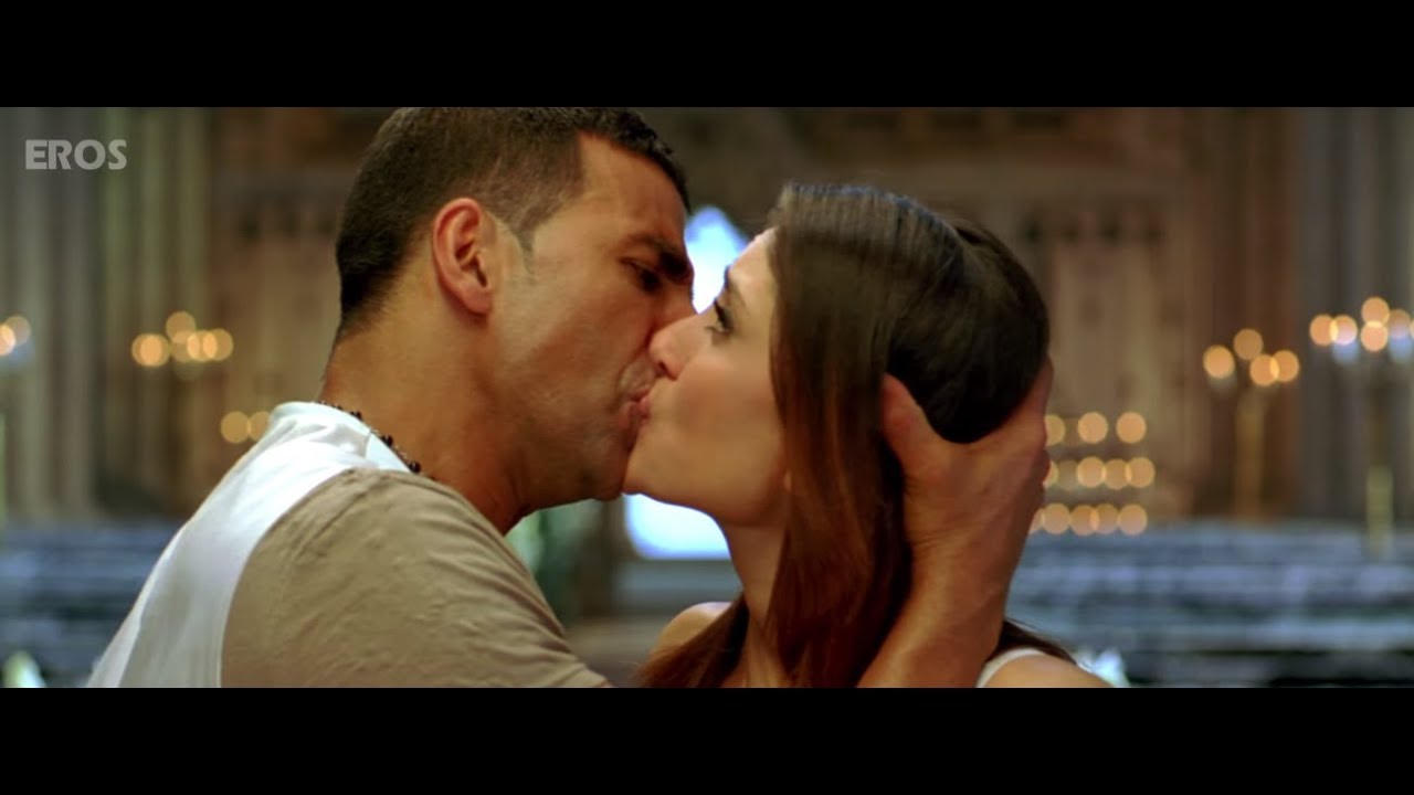 Kareena & Akshay Kumar kissing on screen