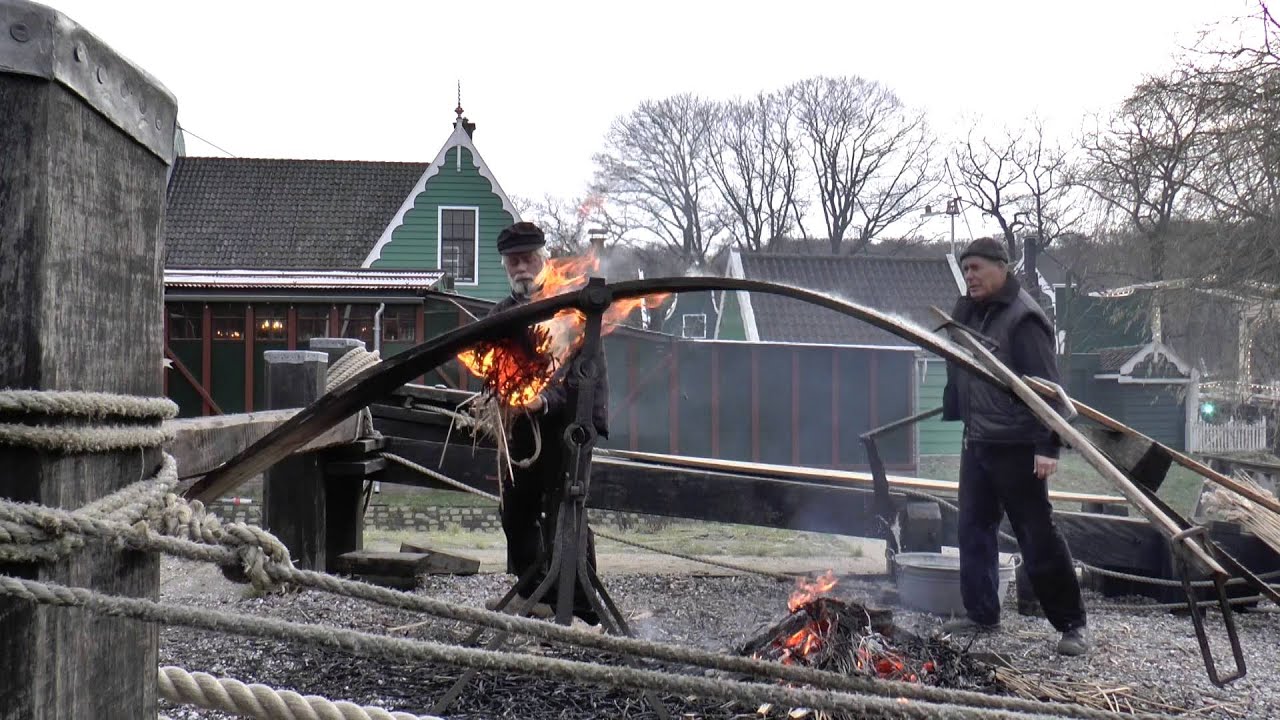 Kielplak van kubboot leggen op sheepswerf Openluchtmuseum