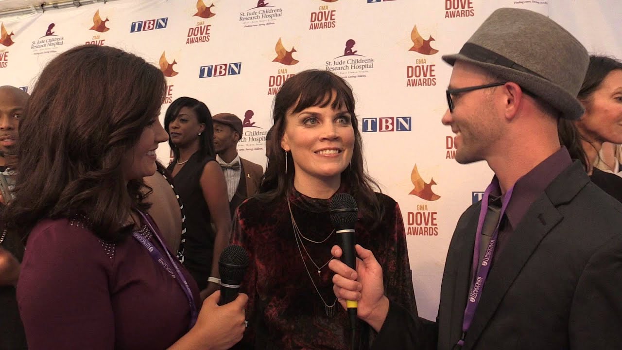 Ginny Owens On the Red Carpet 2014 Dove Awards