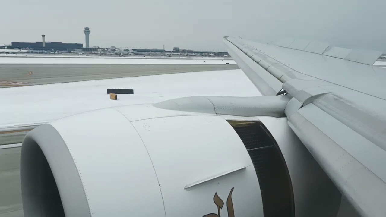 Emirates Boeing 777-300ER Landing in Chicago on a Snowy and Cloudy day | Emirates Aviation
