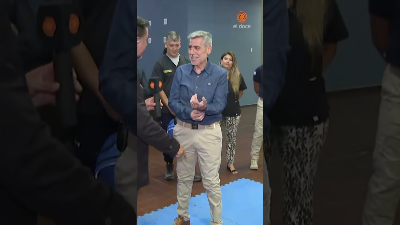 El ministro Quinteros prob&oacute; en vivo el nuevo guante el&eacute;ctrico de la Polic&iacute;a