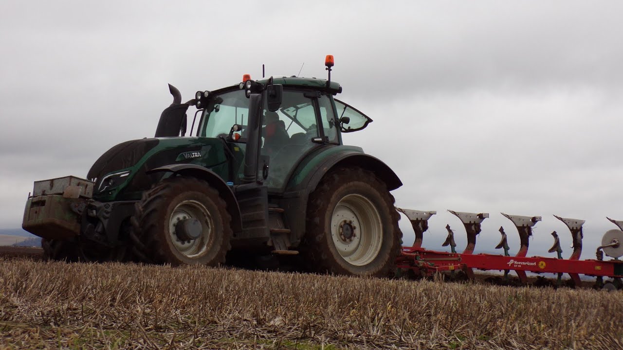 Valtra T174 Ploughing with a Kverneland 5 furrow Plough