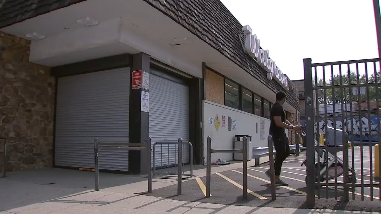 1 in custody after Walgreens employee fatally stabbed inside Wicker Park store