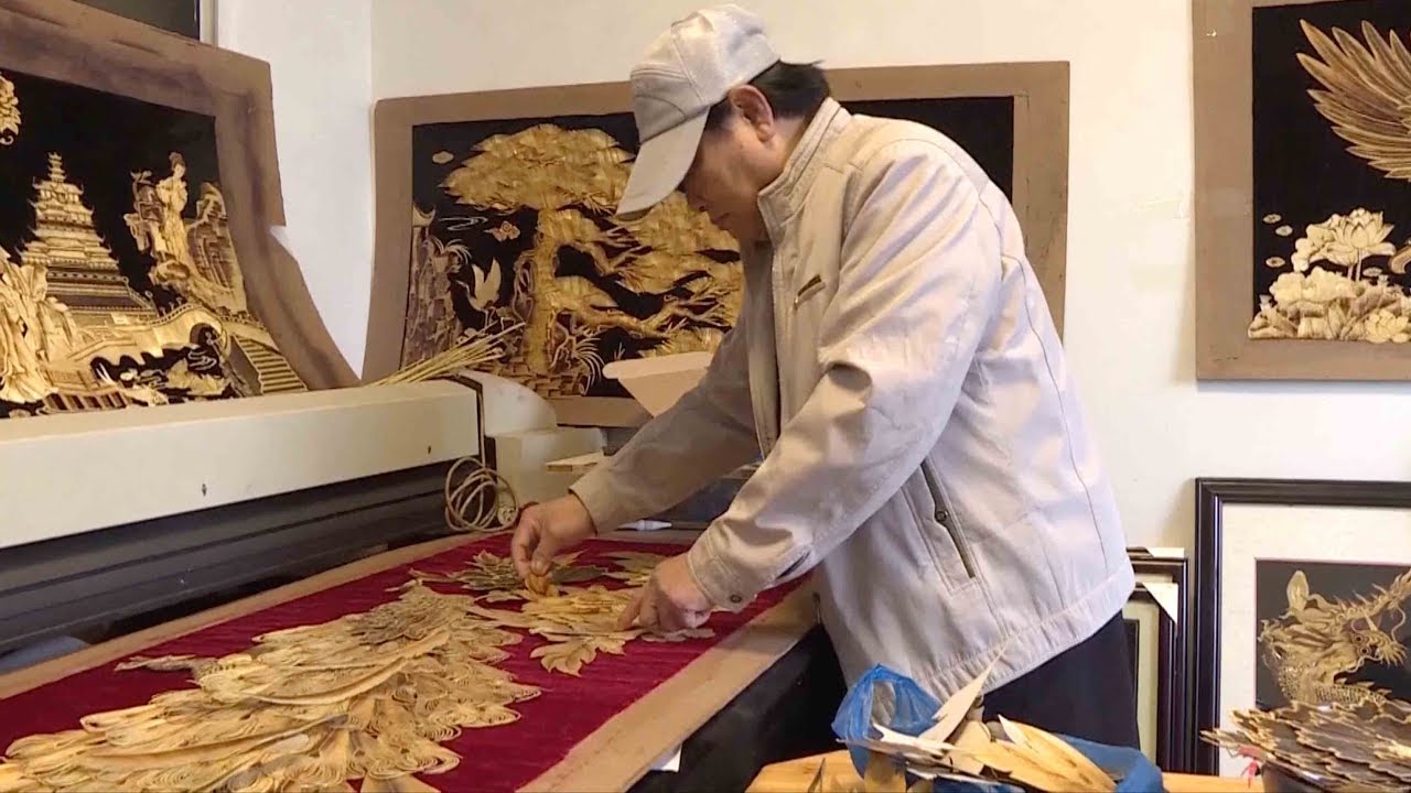 Craftsman creates lively straw paintings to pass on traditional Chinese culture
