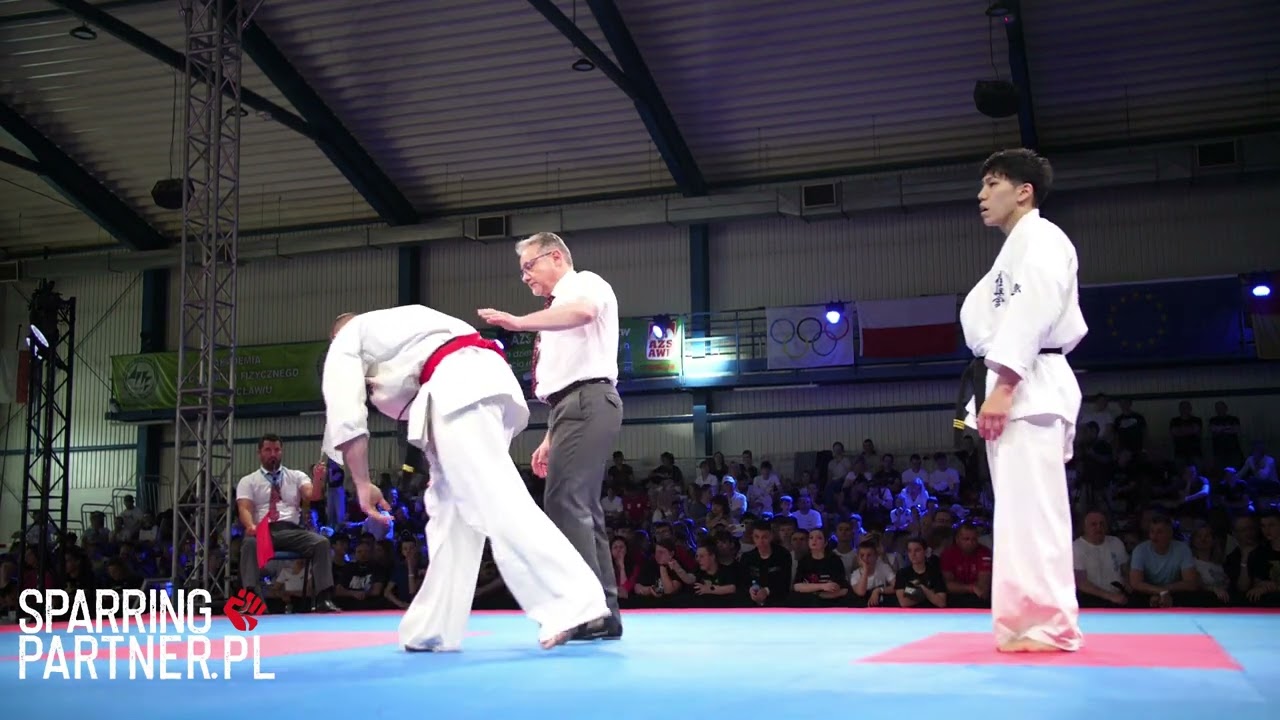 Andrzej Winiarski vs Takehiro Kaga Man -90kg European Karate Kyokushin Championships