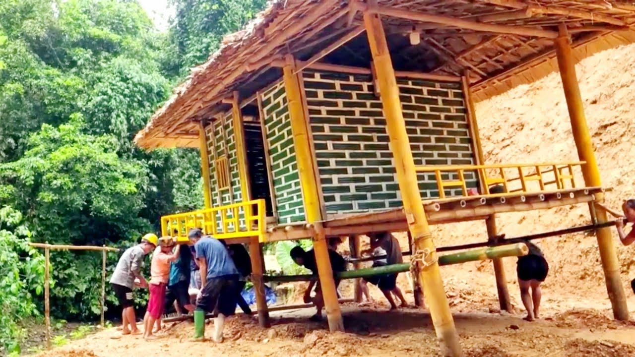 The girl asked her neighbors to help carry her house out of the landslide area to safety