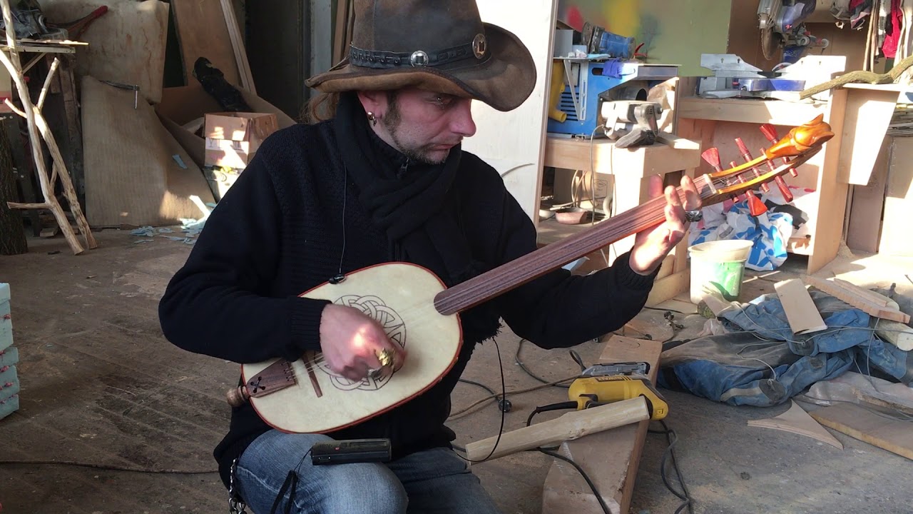 Guitarra Morisca - Reconstruction from Cantigas de Aanta Maria - Mandora Medieval